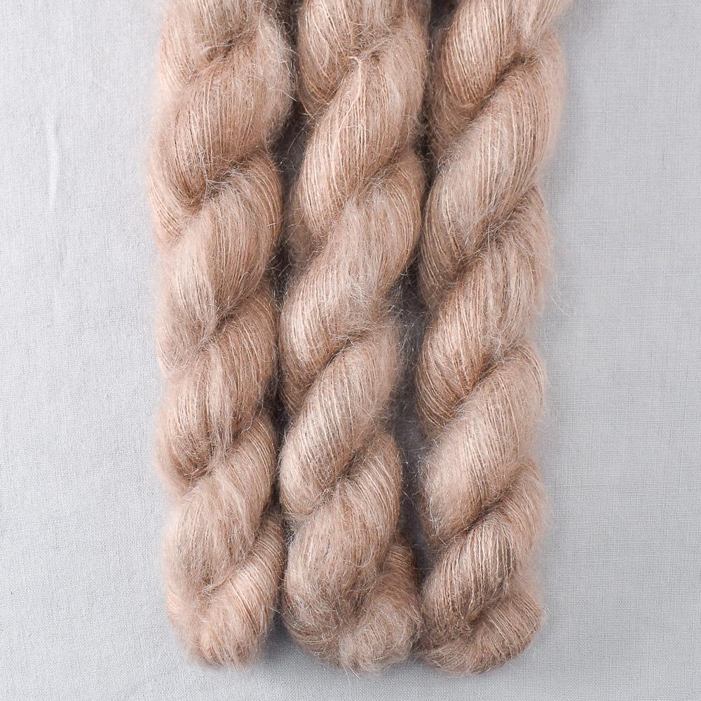 En Pointe - Miss Babs Moonglow yarn