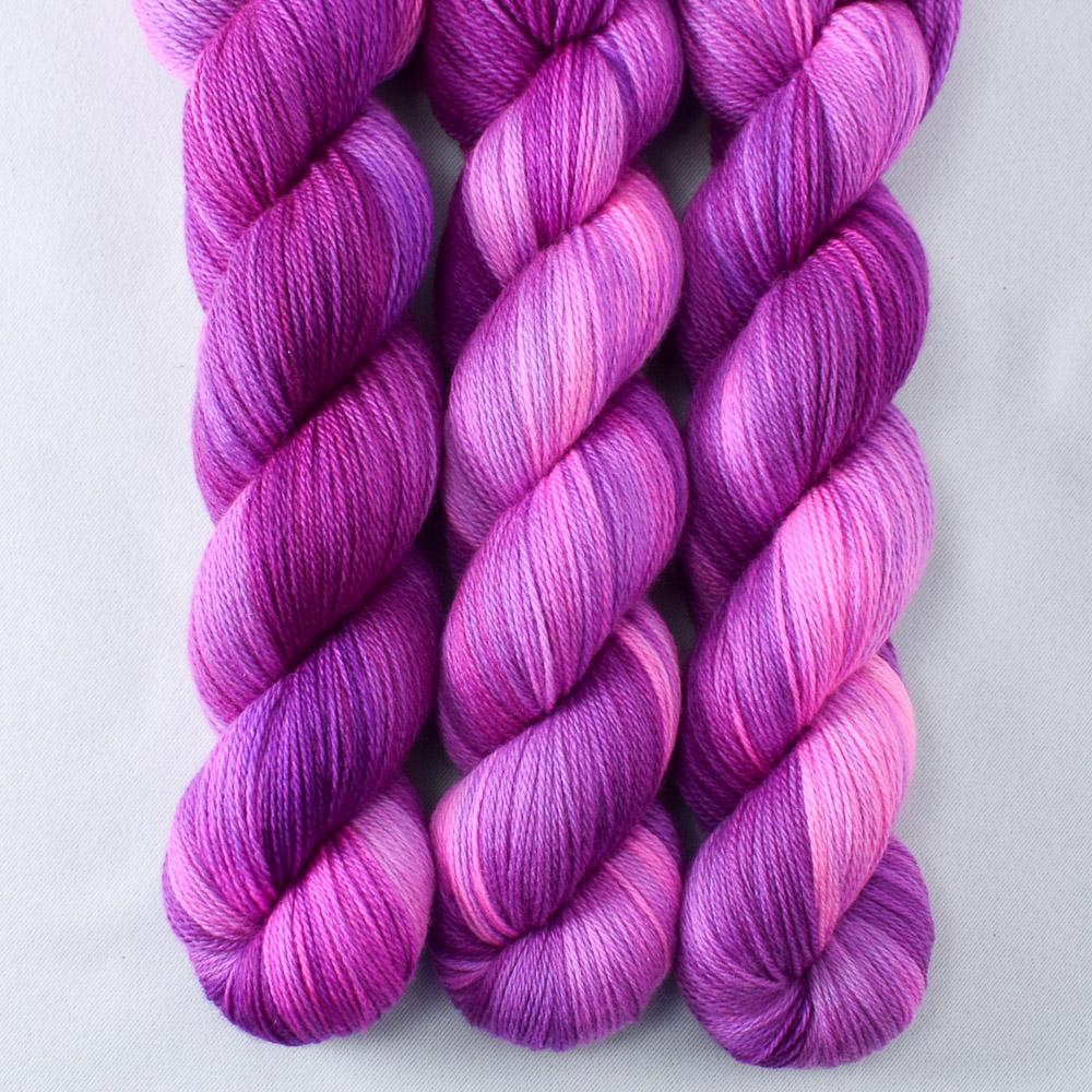 Impatiens - Miss Babs Caroline merino-cashmere-nylon yarn