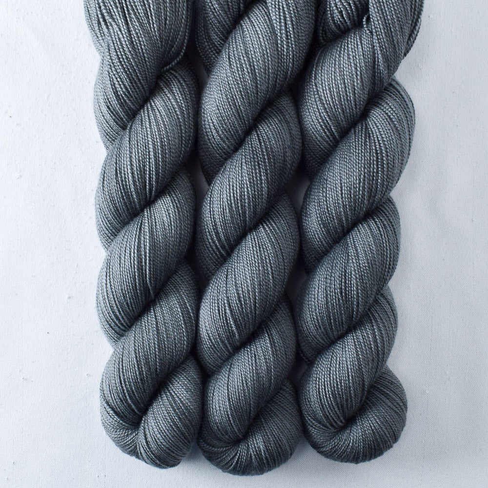 Lead - Miss Babs Avon yarn