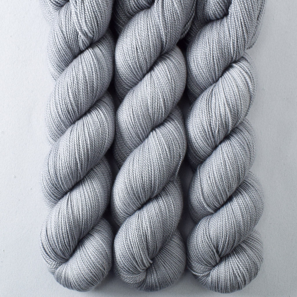 Tyl - Miss Babs Avon yarn