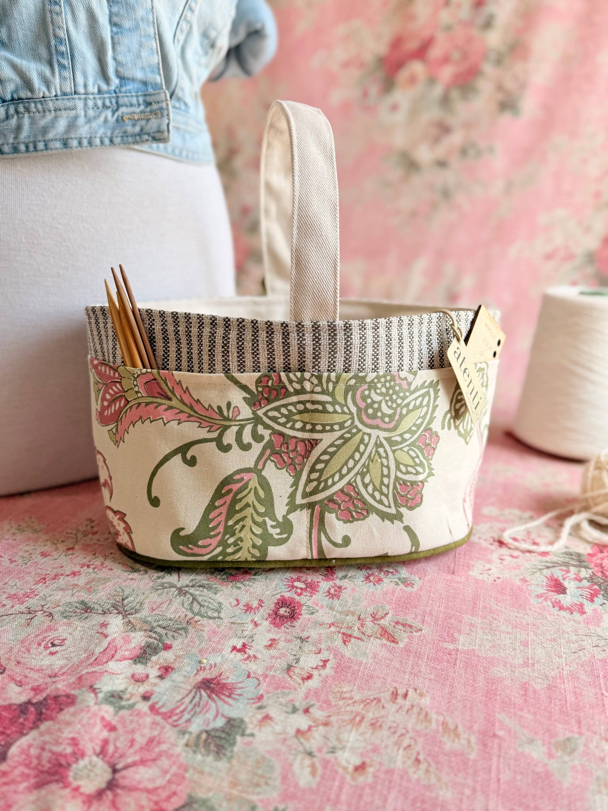 Atenti - Rosalie Caddy