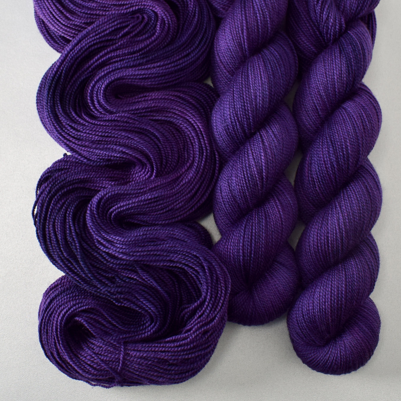Bearded Iris - Miss Babs Yummy 2-Ply yarn