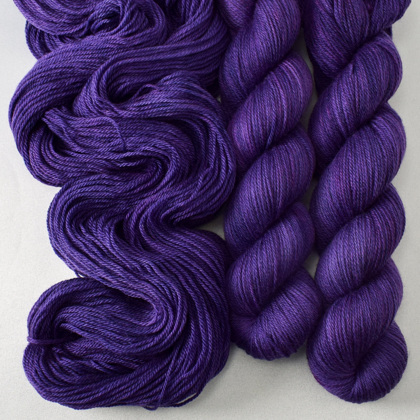 Bearded Iris - Miss Babs Caroline yarn