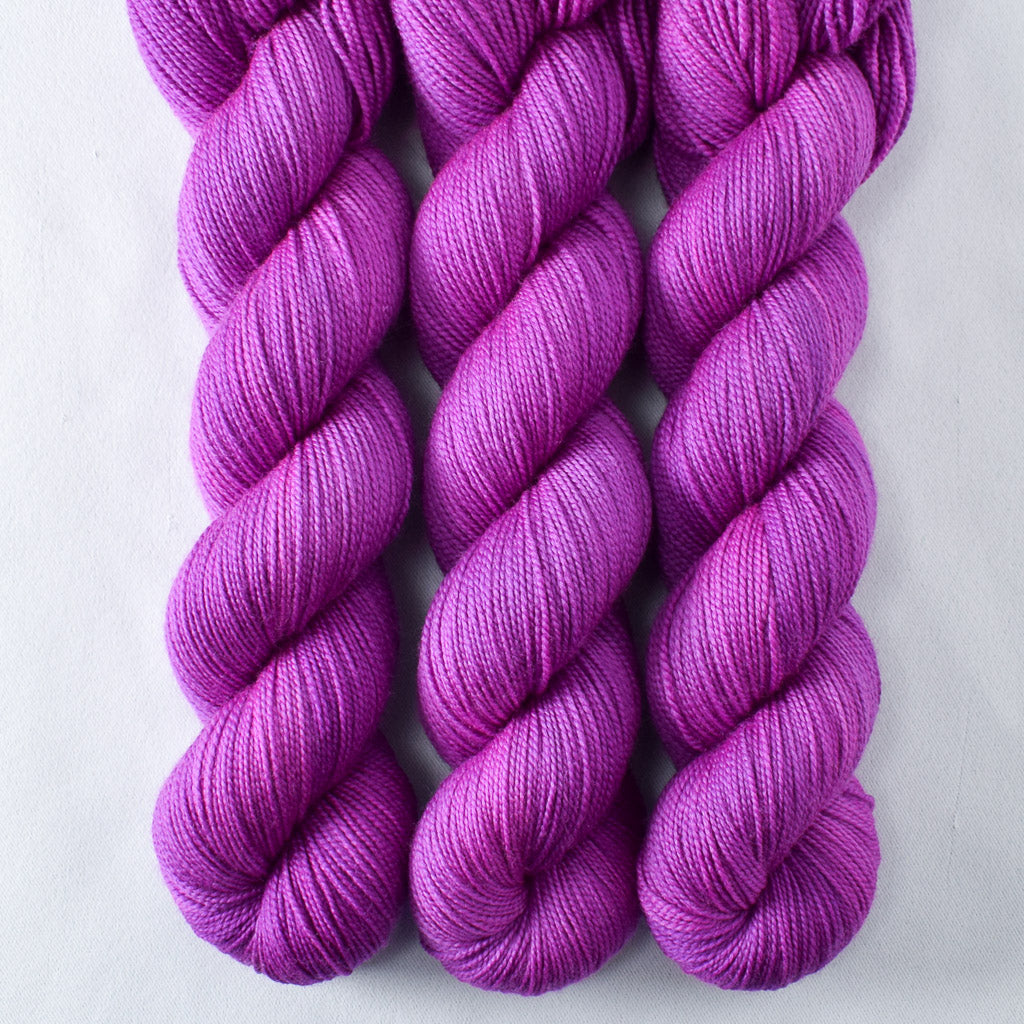 Antares - Miss Babs Yummy 2-Ply superwash Merino wool yarn