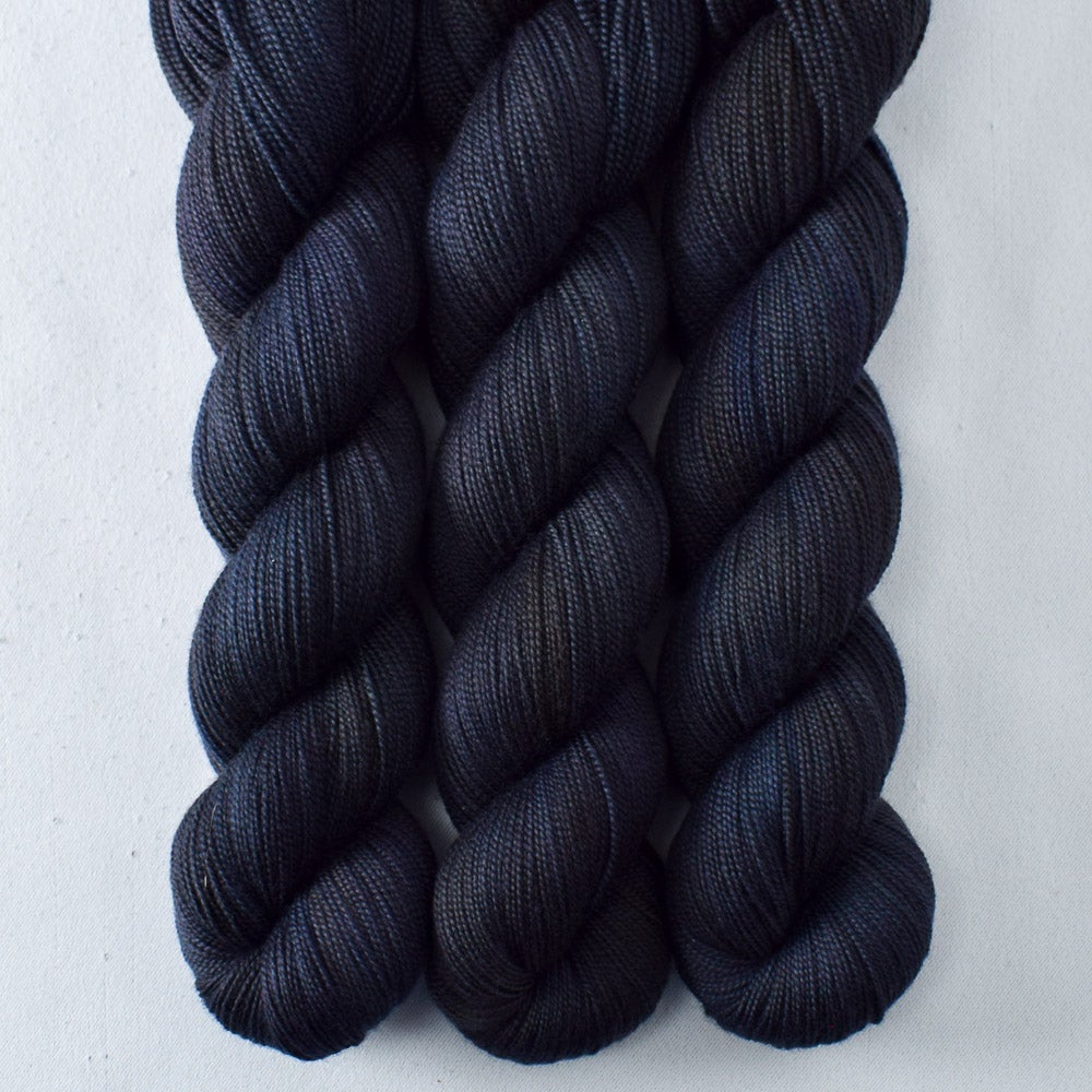 Blackbird - Miss Babs Avon yarn