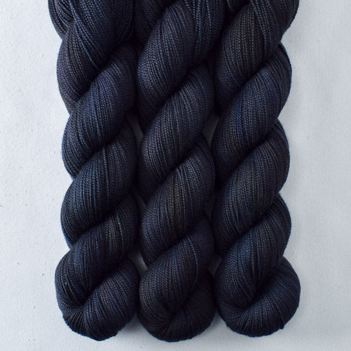 Blackbird - Miss Babs Avon yarn
