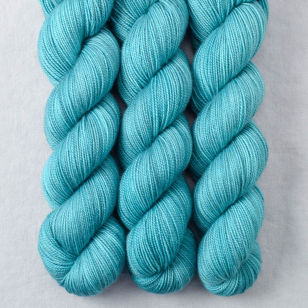 Blue Parakeet - Miss Babs Yummy 2-Ply yarn