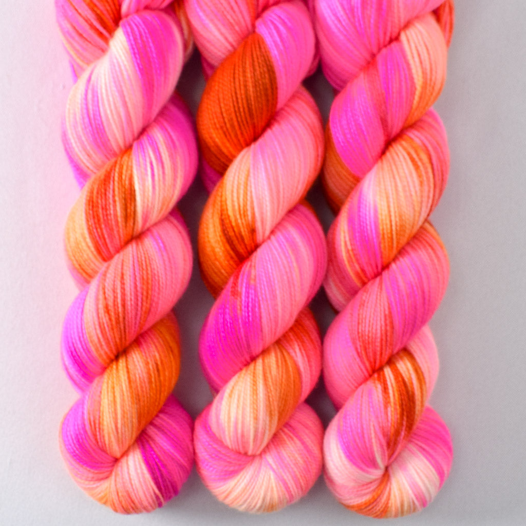 DSJF NO BLACK, SUNRISE SWIM FOR STAINED GLAS - Miss Babs Yummy 2-Ply yarn