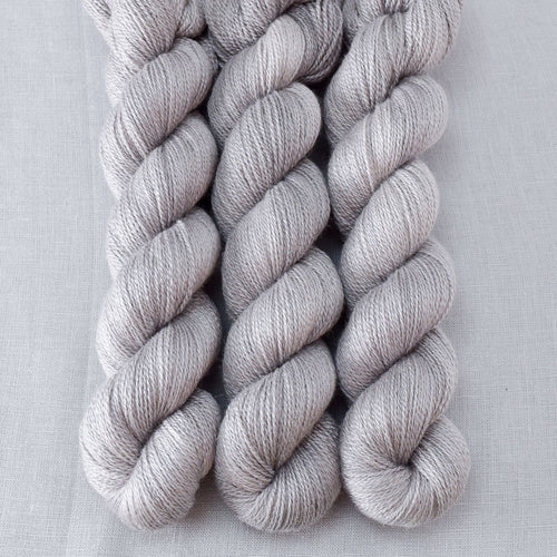 Oyster - Miss Babs Yet yarn