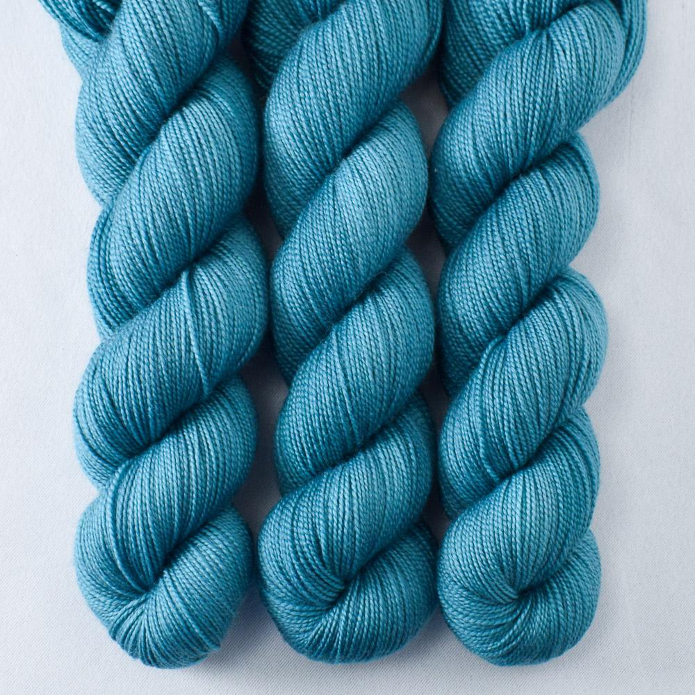 Sadalmelik - Miss Babs Yummy 2-Ply superwash Merino wool yarn