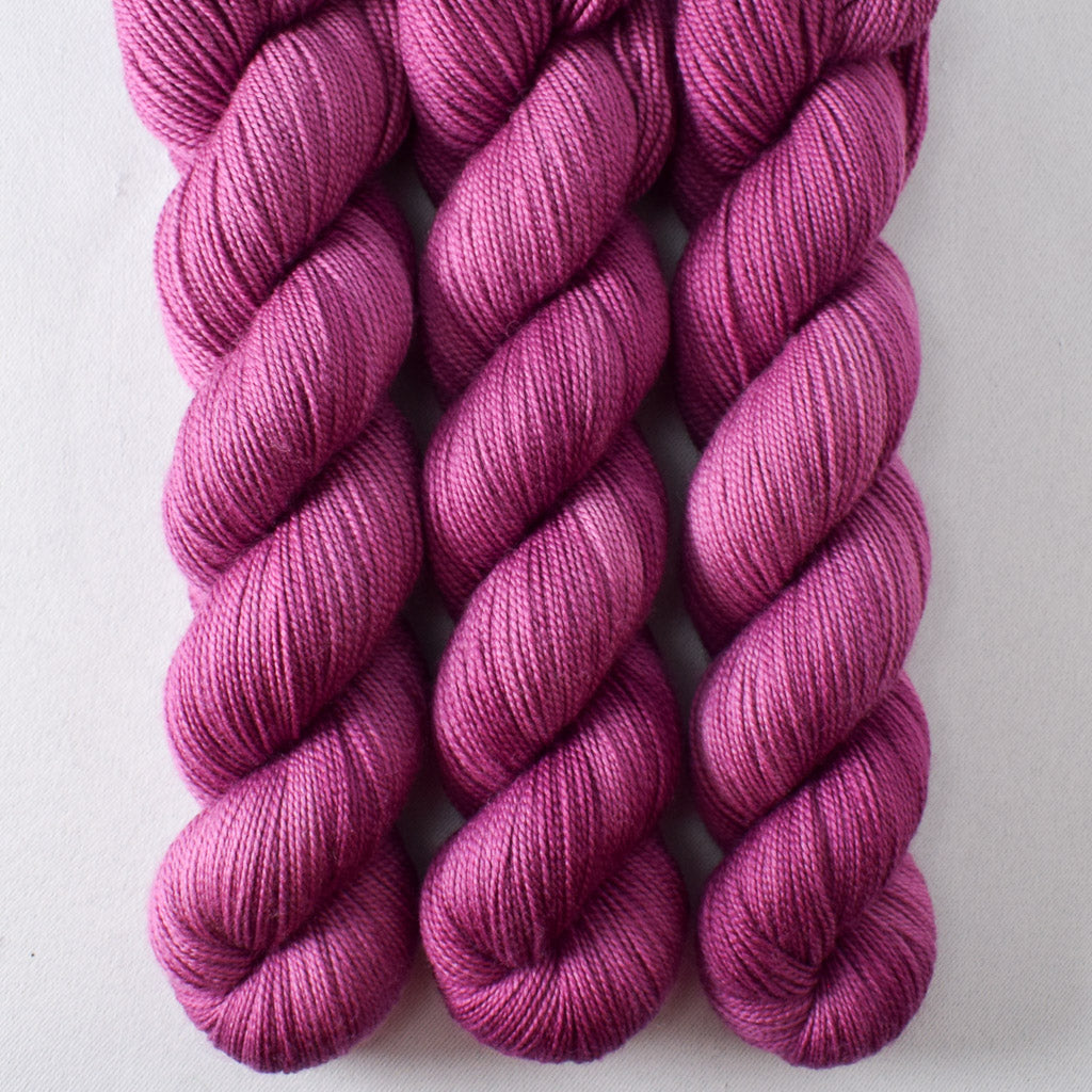 Sanderiana - Miss Babs Yummy 2-Ply superwash Merino wool yarn
