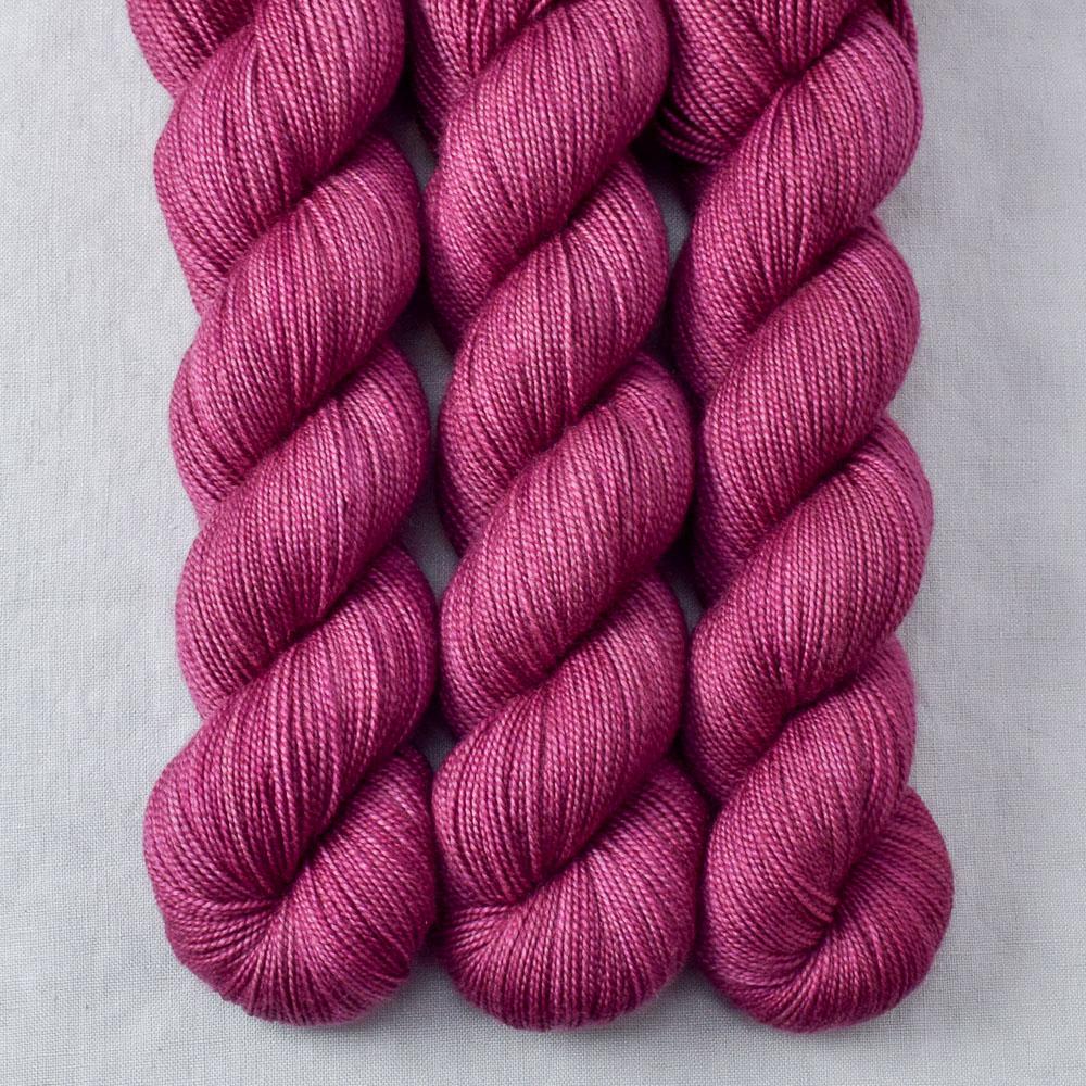 Shiso - Miss Babs Yummy 2-Ply superwash Merino wool yarn